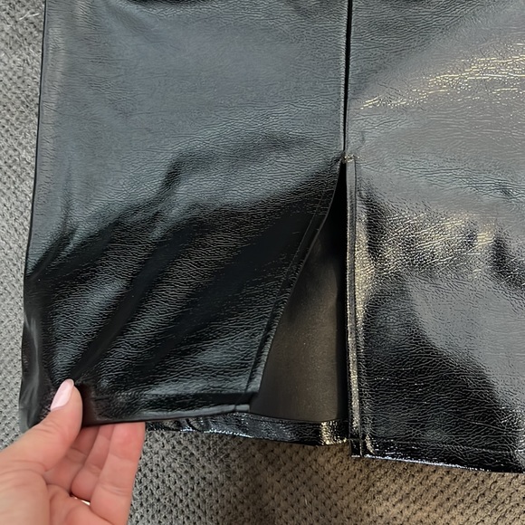 Women’s shiny textured vinyl pencil skirt with back zip and slit size L - Picture 3 of 4